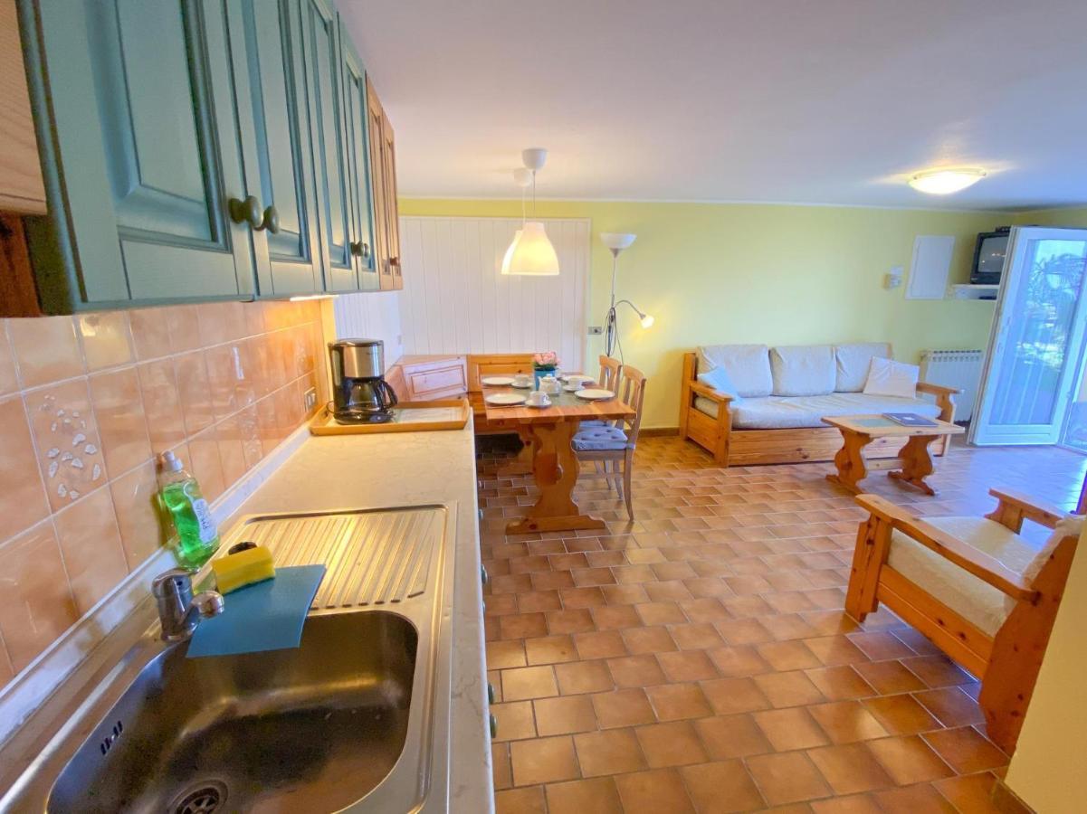 Bellavista A Garten Appartement Mit Pool Colico Eksteriør billede
