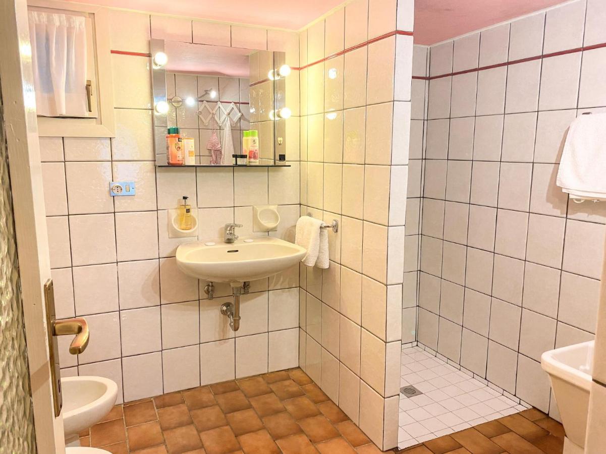 Bellavista A Garten Appartement Mit Pool Colico Eksteriør billede